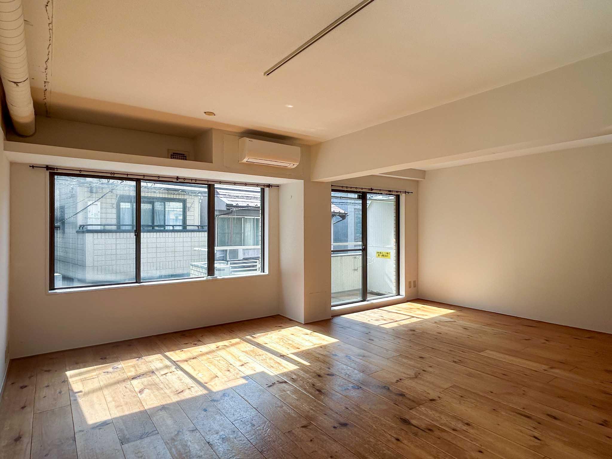 渋谷区上原の賃貸物件/木の質感を感じられる、雰囲気のいい空間。約20cmもの幅広のフローリングが特徴的