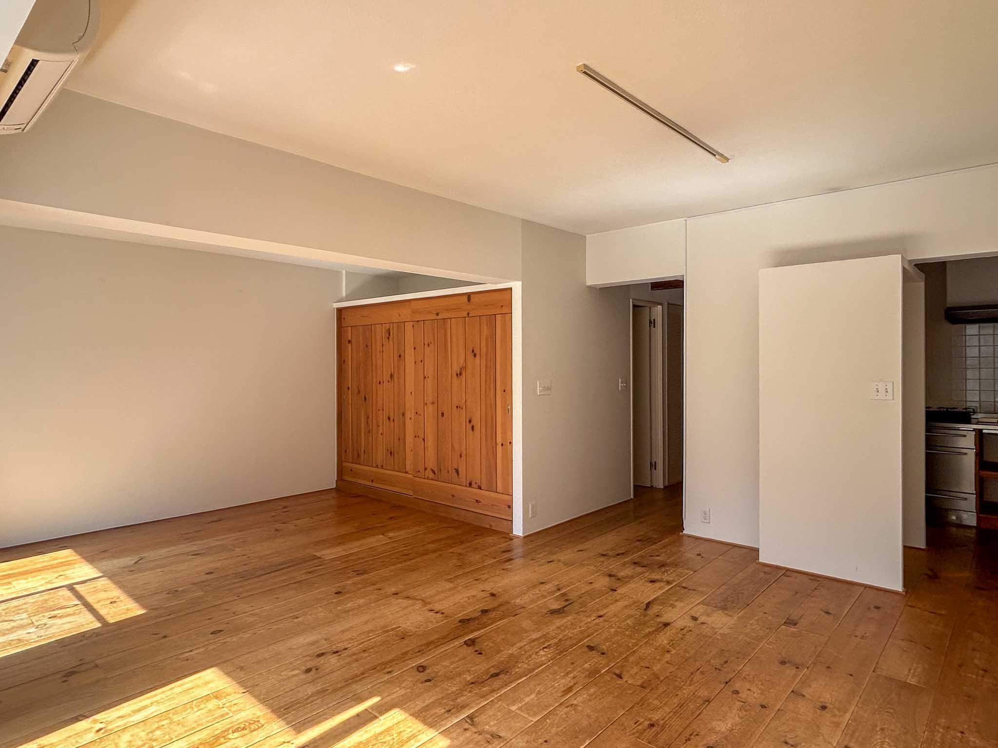 渋谷区上原の賃貸物件/天井のボードを外し、2.5mほどの高さがあります