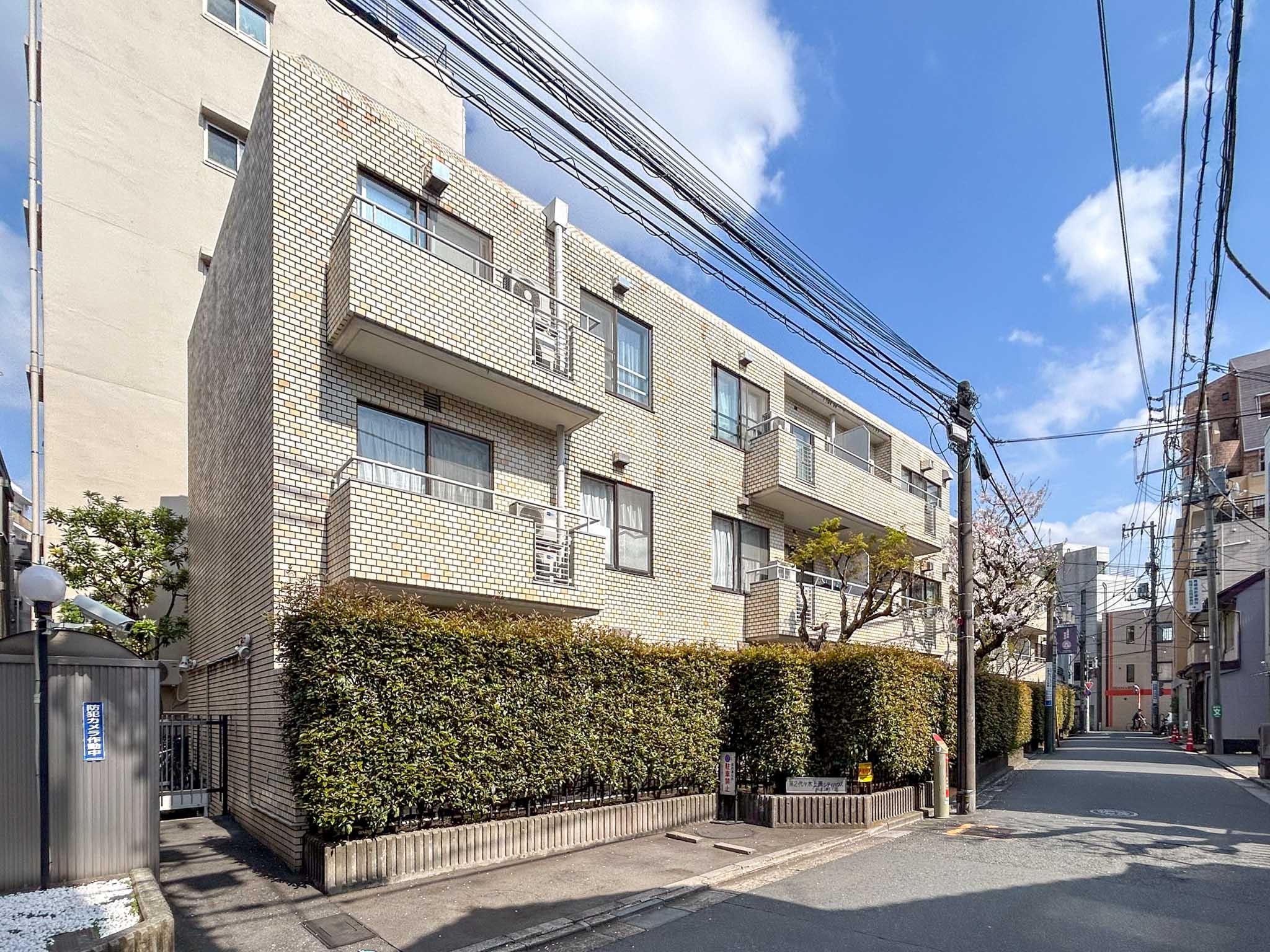 渋谷区上原の賃貸物件/外観。建物の前に駐車スペースがありますが、幅が2mほどしかないため大きい車は置けません