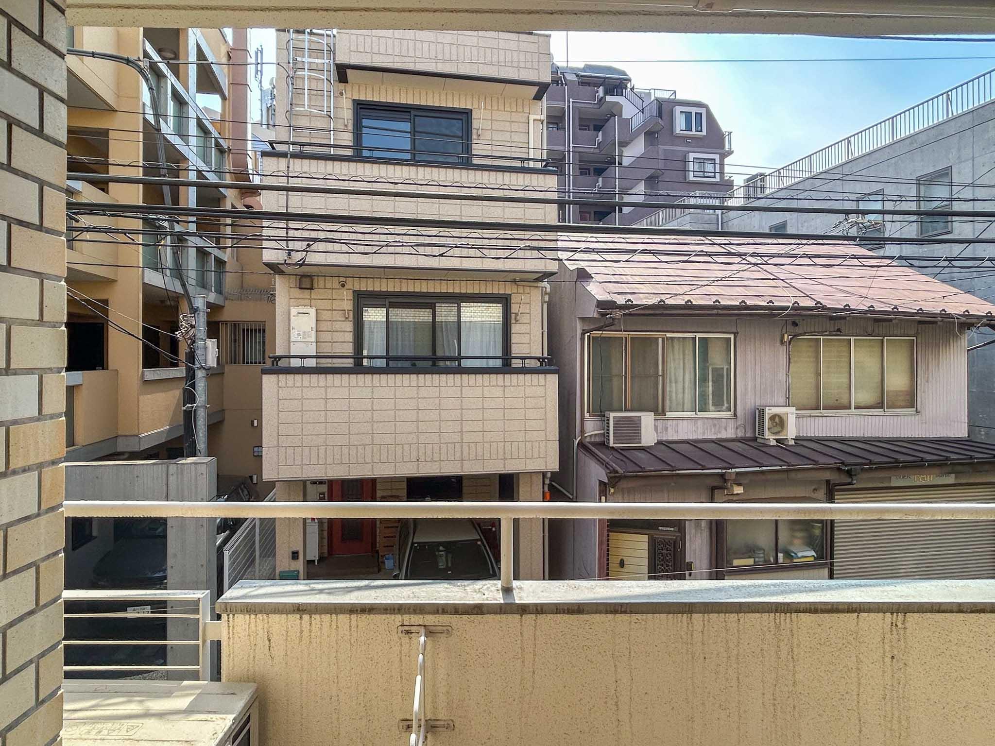 渋谷区上原の賃貸物件/目の前に建物があります