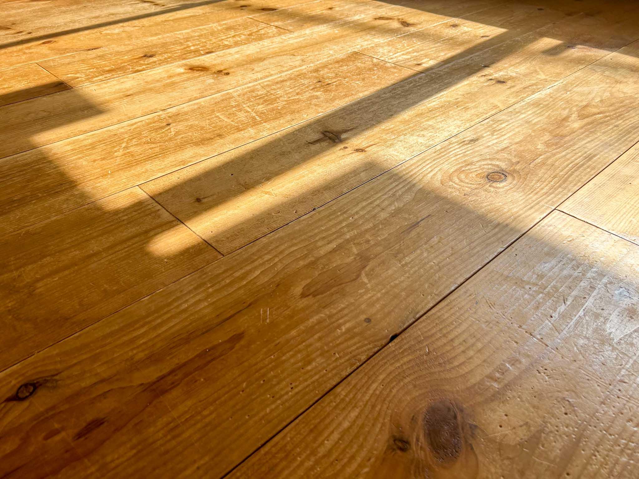 渋谷区上原の賃貸物件/幅広のフローリング。表面についた傷や色味から、経年の味わいを感じられます