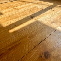 渋谷区上原の賃貸物件/幅広のフローリング。表面についた傷や色味から、経年の味わいを感じられます