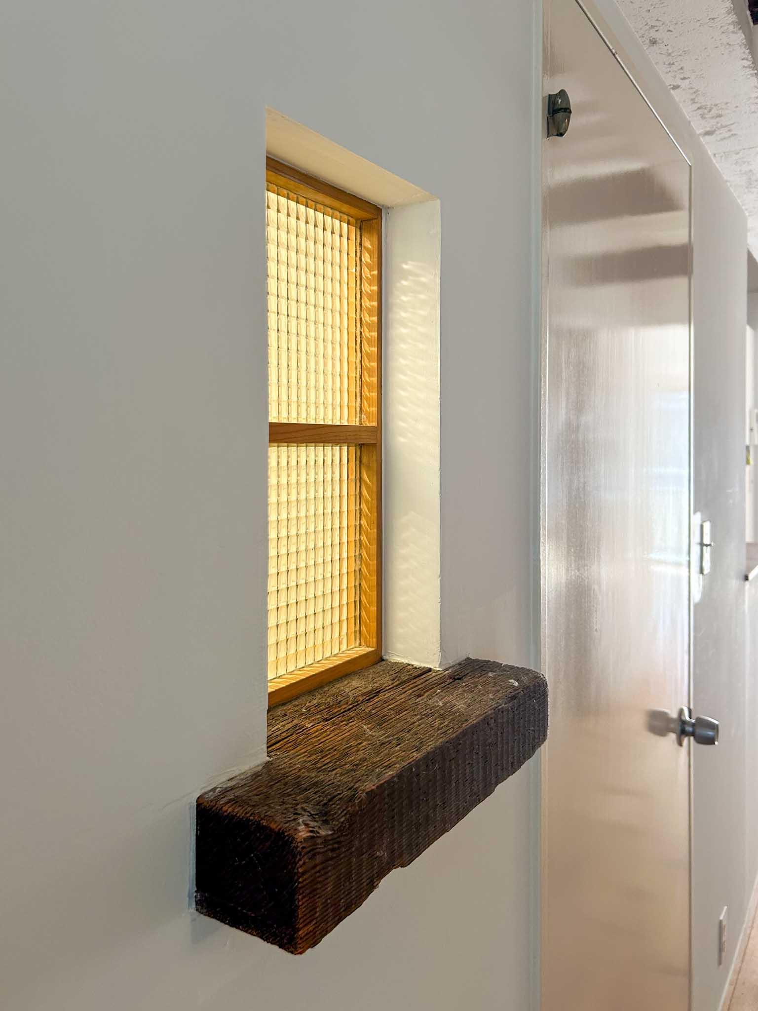 渋谷区上原の賃貸物件/洗面脱衣室の灯りが、廊下に抜ける小窓