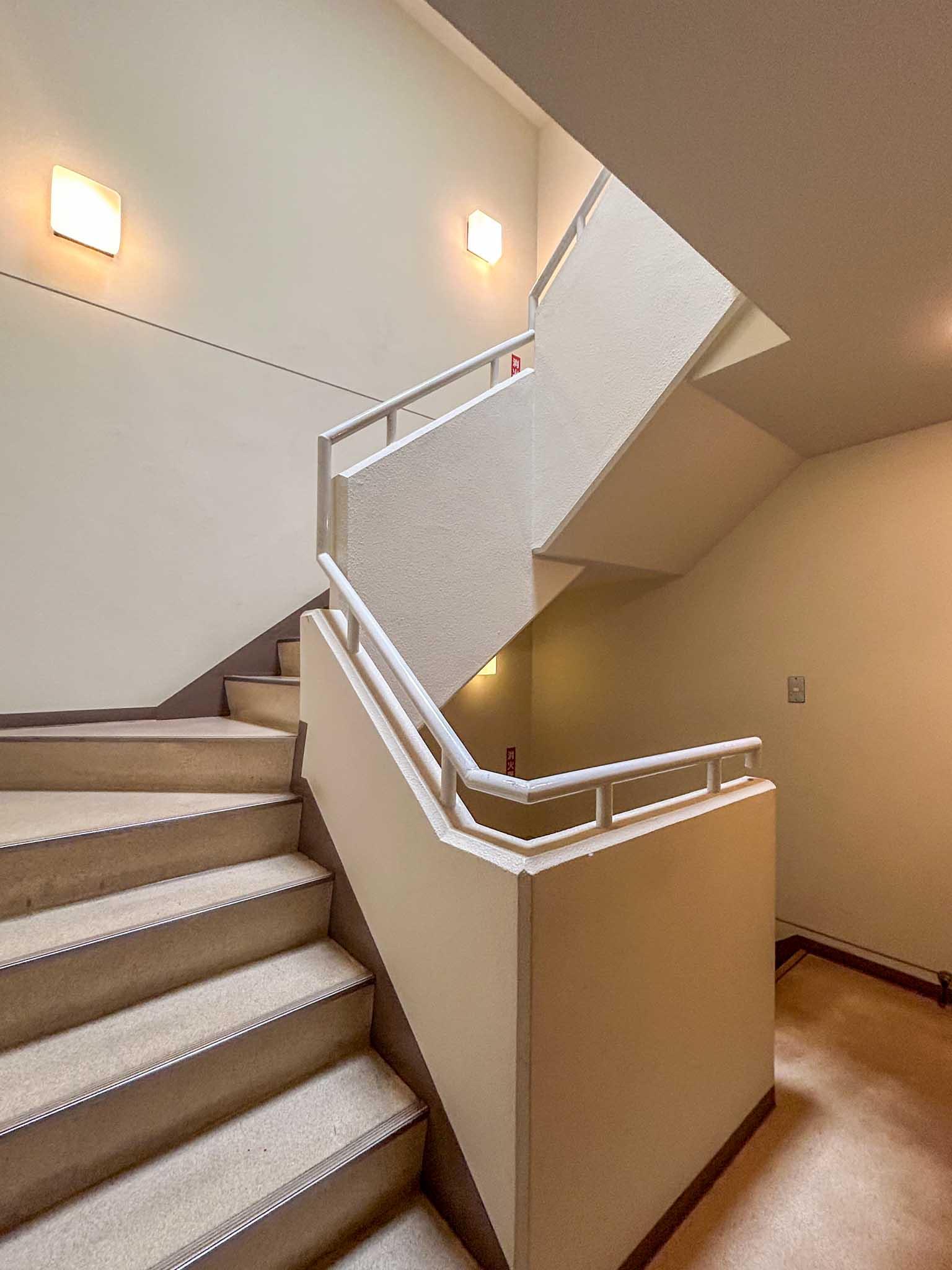 渋谷区上原の賃貸物件/共用階段