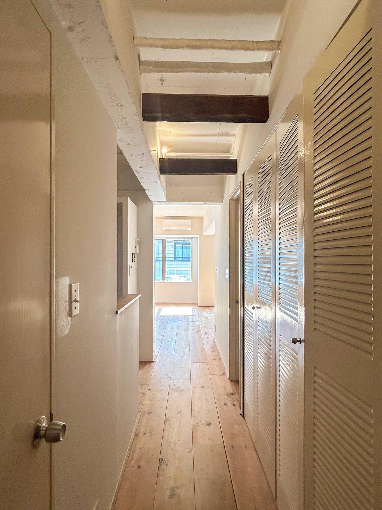 渋谷区上原の賃貸物件/玄関側からリビングをみる