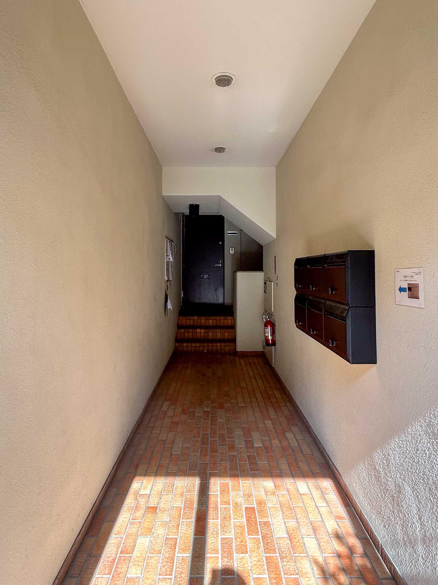 渋谷区上原の賃貸物件/エントランスホール。各階2区画&times;3階分の計6区画が、同じエントランスを使います