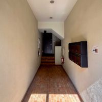 渋谷区上原の賃貸物件/エントランスホール。各階2区画&times;3階分の計6区画が、同じエントランスを使います