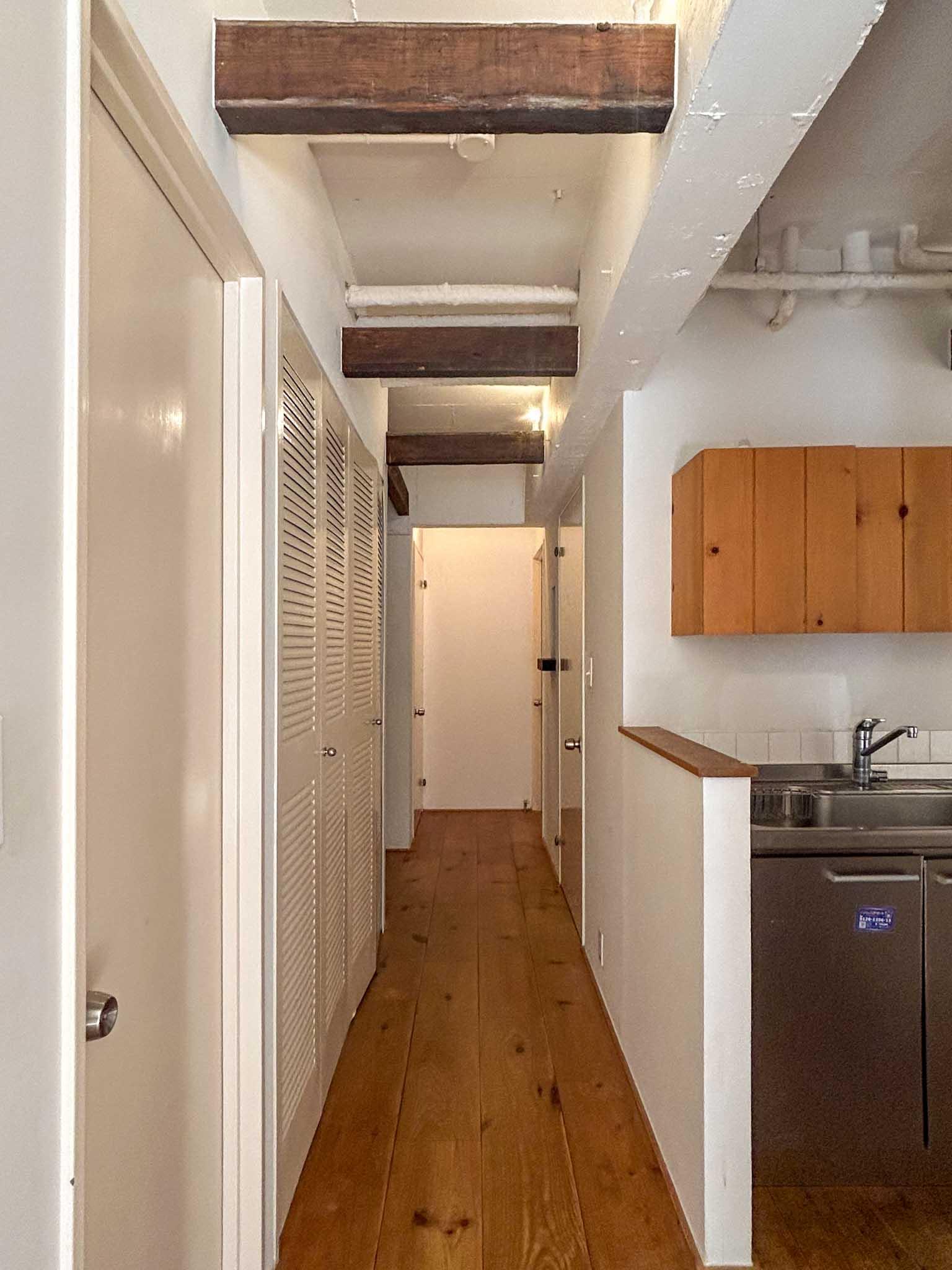 渋谷区上原の賃貸物件/リビングから玄関側をみる