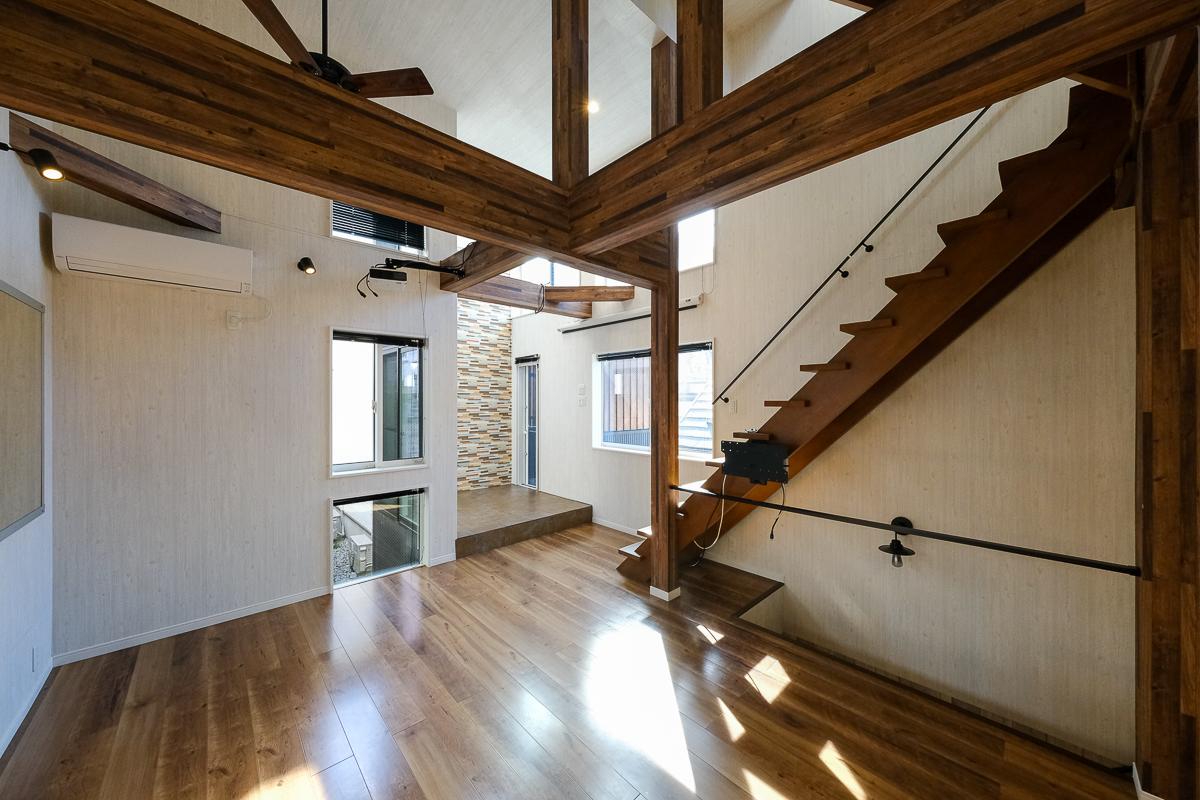 新宿区荒木町の売買物件/天井高4mオーバーの開放的なリビング