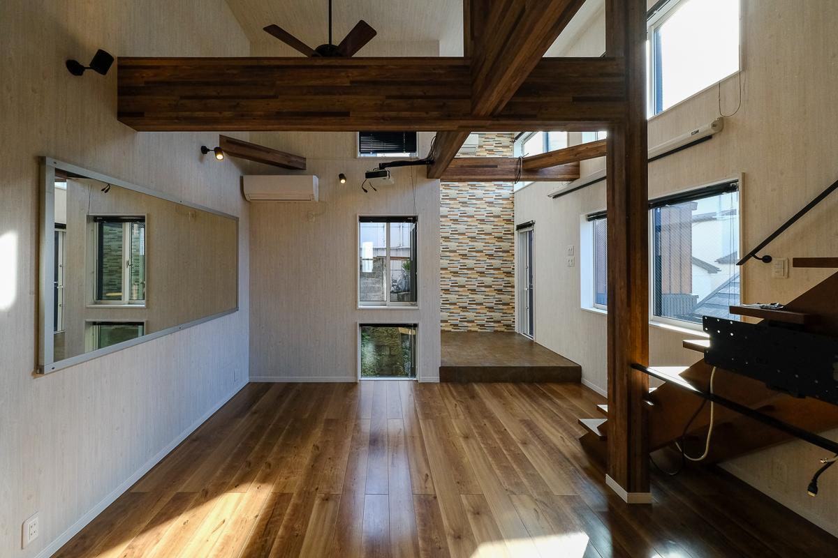 新宿区荒木町の売買物件/たくさんの窓から明るい光が次々に入ってきます