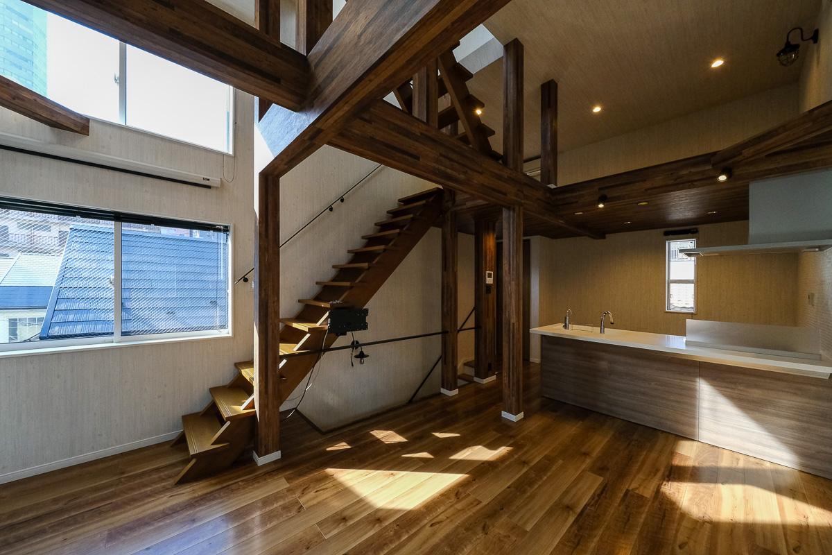 新宿区荒木町の売買物件/キッチンの上側には広めのロフト