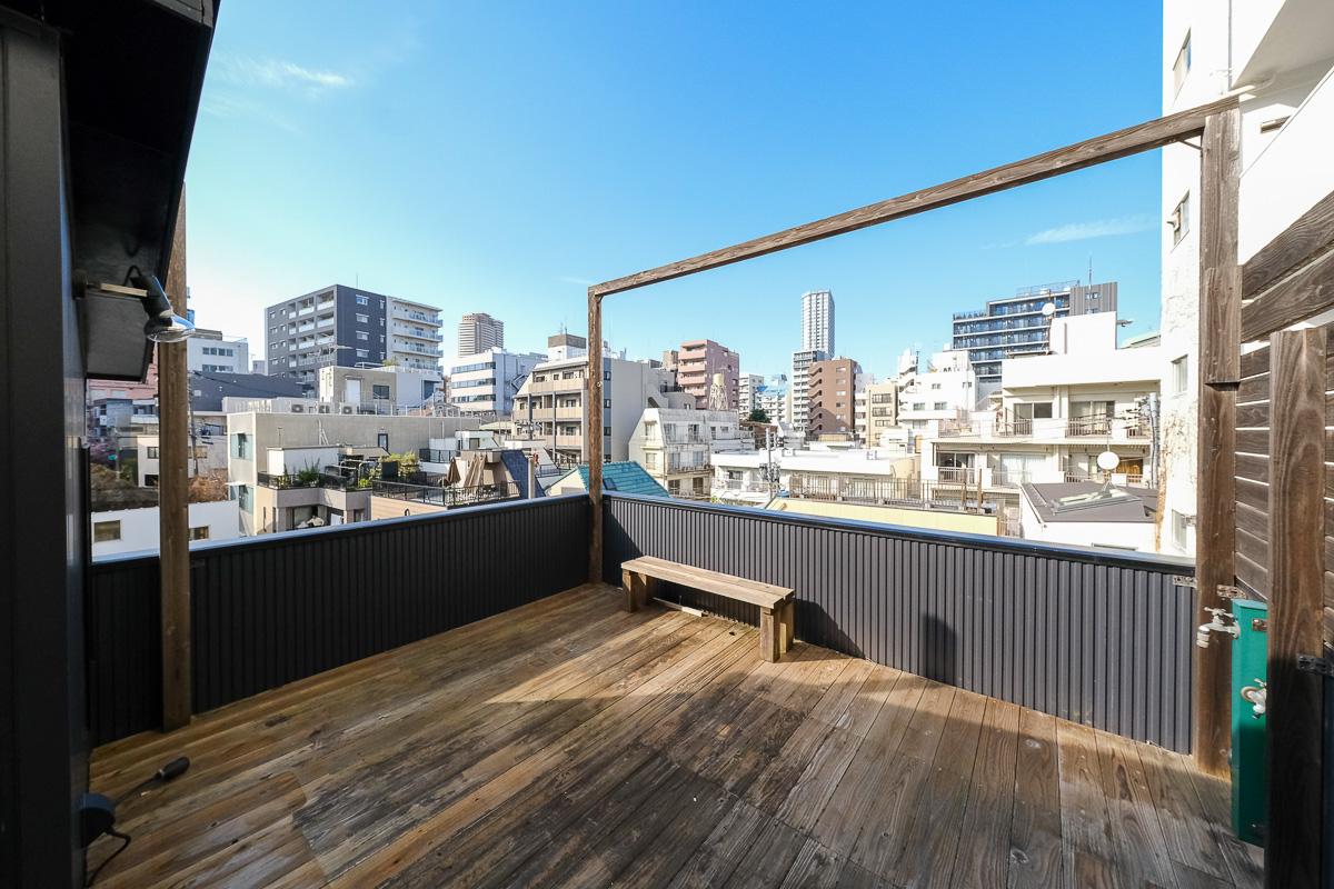 新宿区荒木町の売買物件/開放的すぎる光景。水栓が何箇所かあり、植物への水やりも楽々