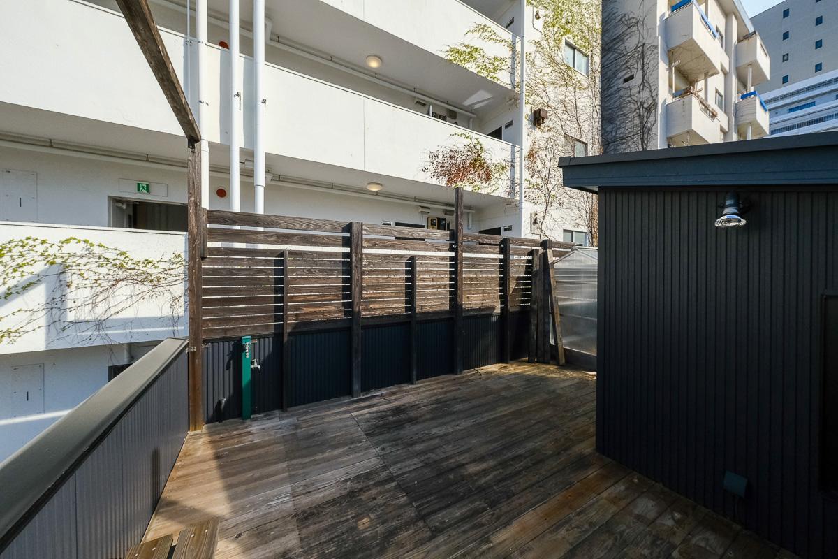 新宿区荒木町の売買物件/隣接するマンションの共用部に面しているので、ルーバーで目隠し対策をしています