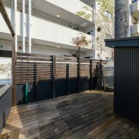 新宿区荒木町の売買物件/隣接するマンションの共用部に面しているので、ルーバーで目隠し対策をしています