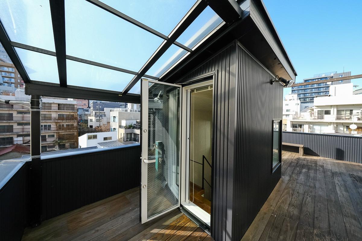 新宿区荒木町の売買物件/屋上への出入り口上部には屋根