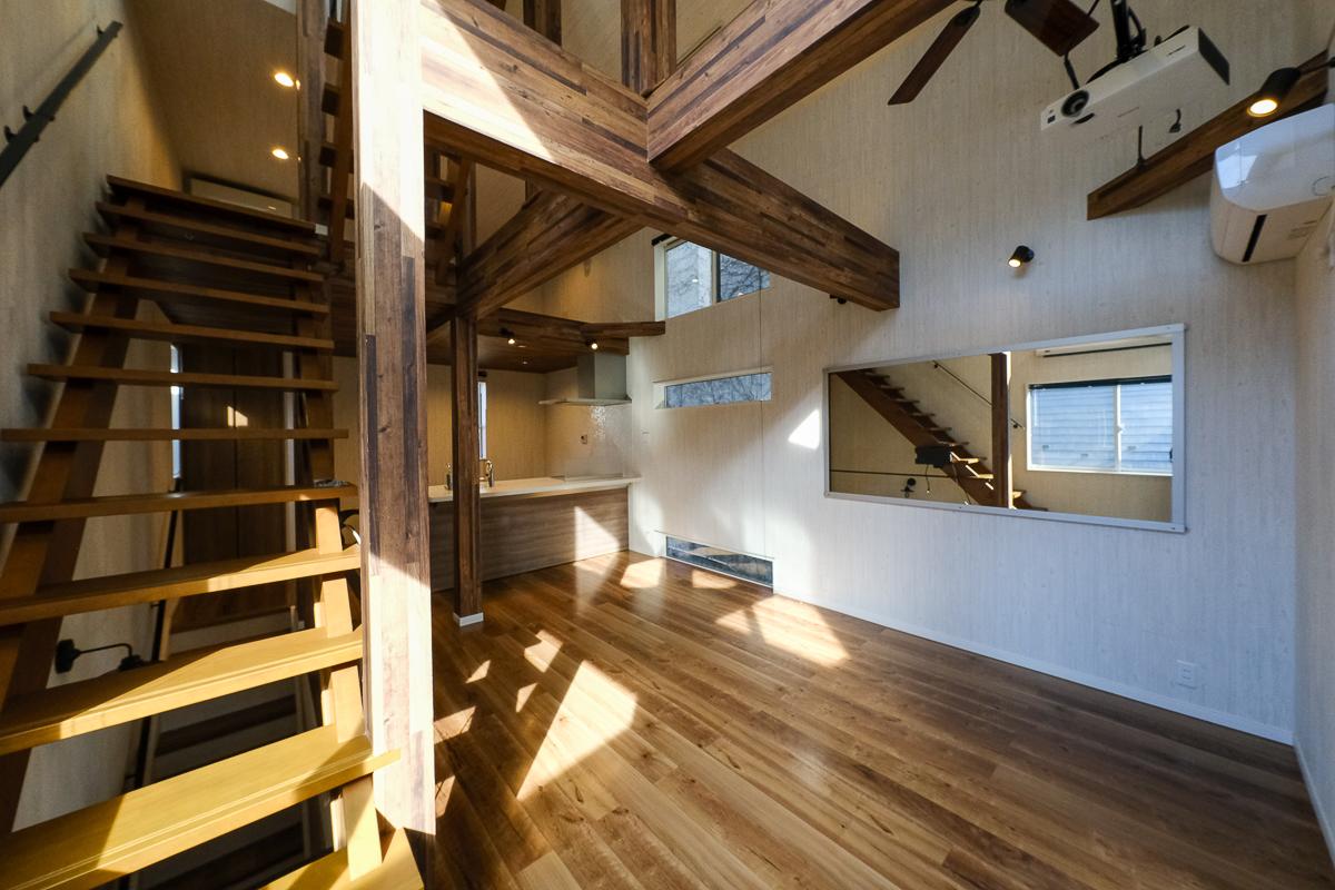 新宿区荒木町の売買物件/ゆったりくつろげる広さのリビング