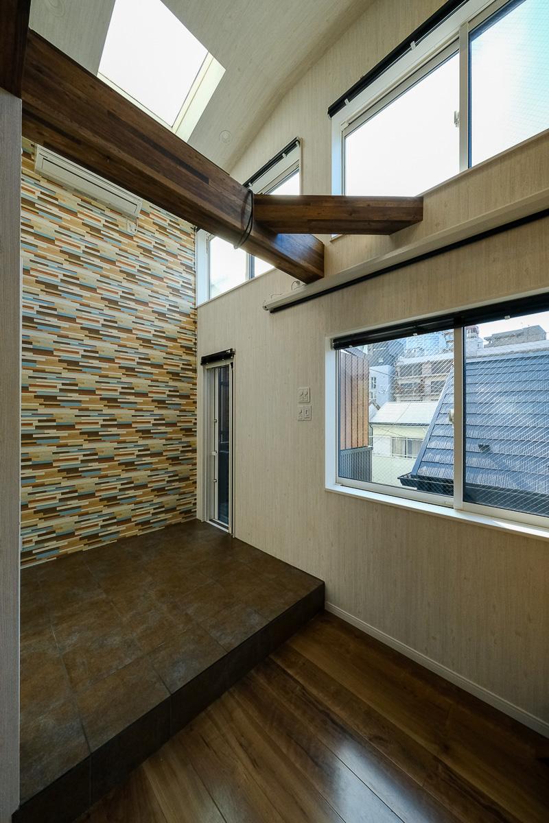 新宿区荒木町の売買物件/リビング奥の小上がり