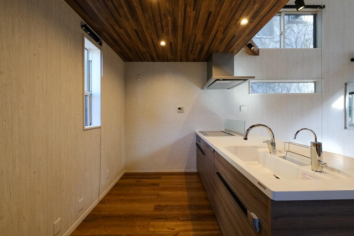 新宿区荒木町の売買物件/広めのキッチン。食器棚はお好きな物をご用意ください