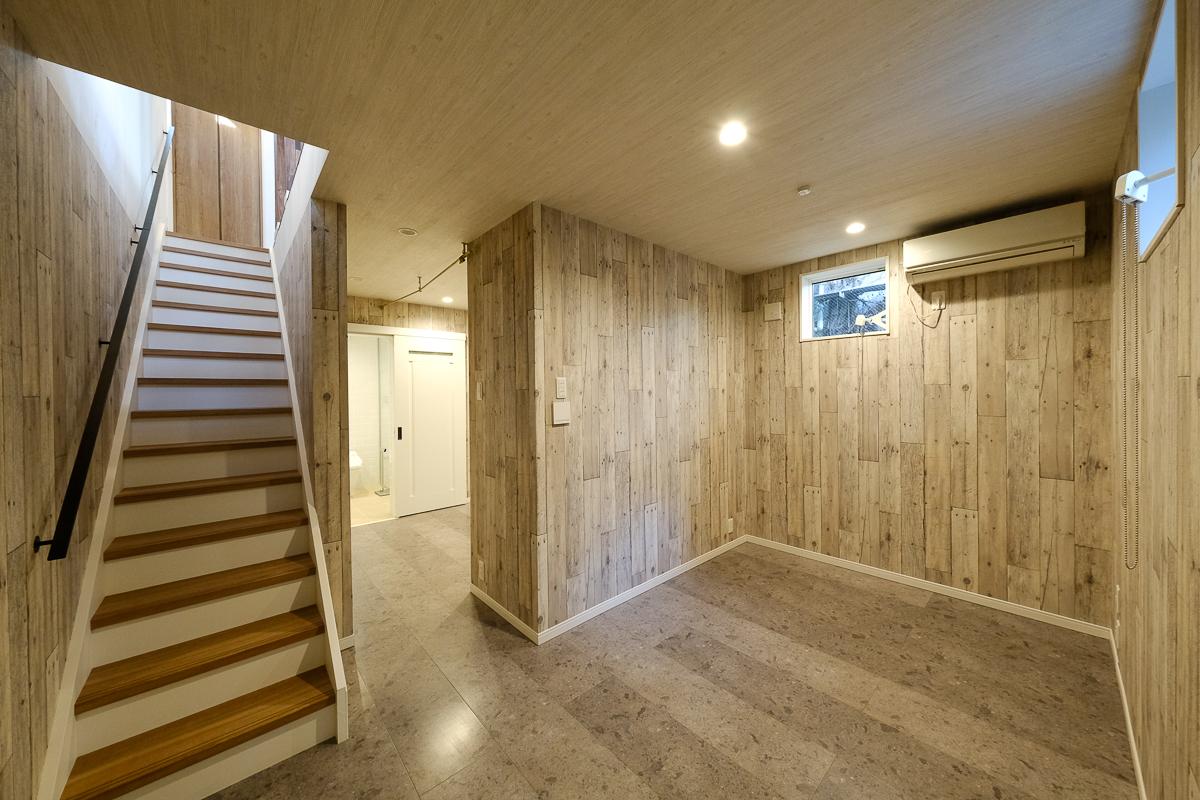 新宿区荒木町の売買物件/1階はゆるく区切られた2つのスペース