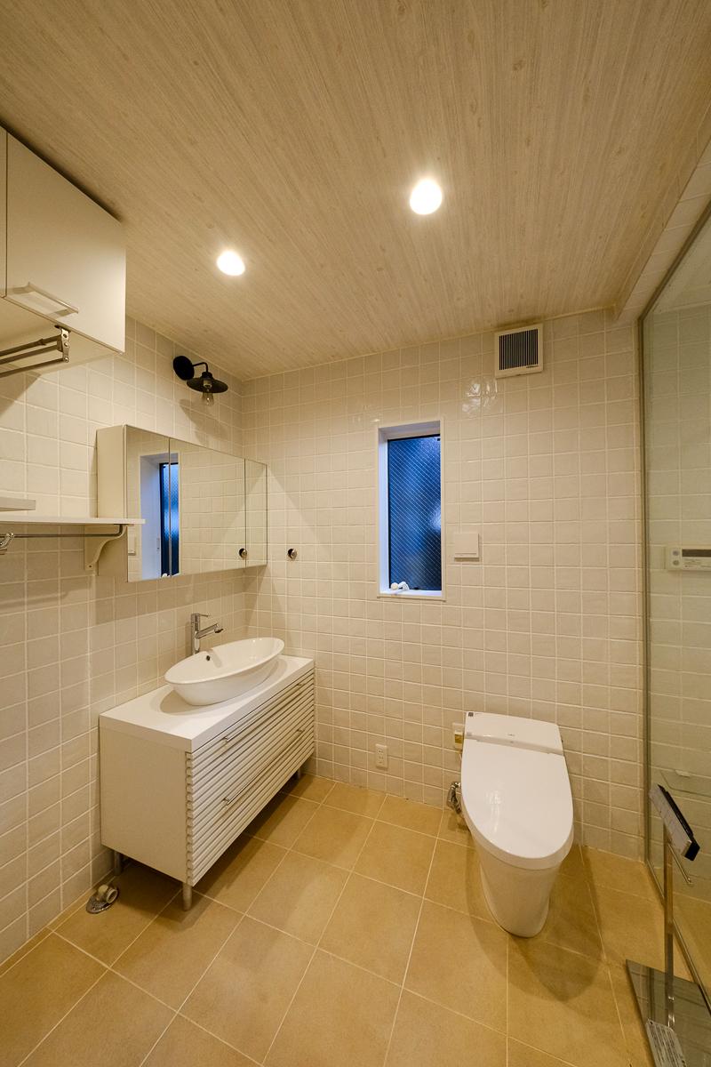 新宿区荒木町の売買物件/タイル張りのチャーミングな洗面所