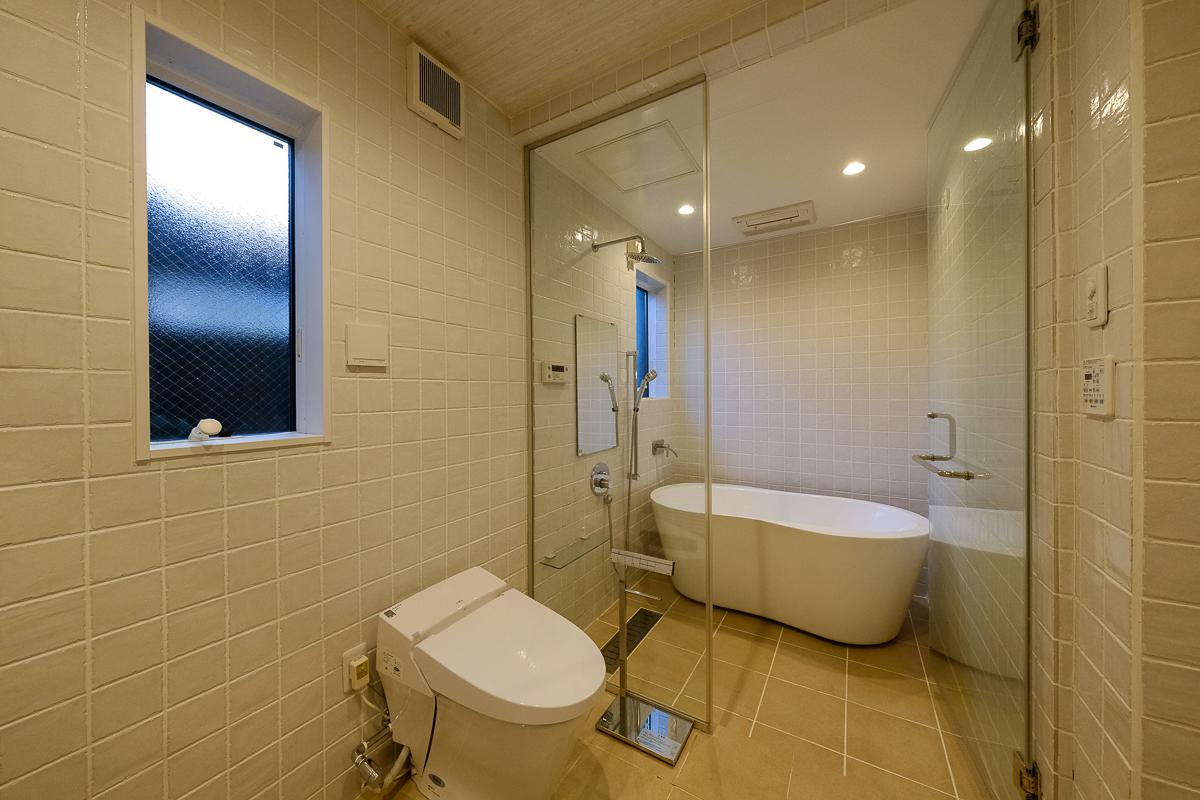 新宿区荒木町の売買物件/仕切りをクリアにすることで開放的な気分で入浴できる浴室