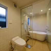 新宿区荒木町の売買物件/仕切りをクリアにすることで開放的な気分で入浴できる浴室