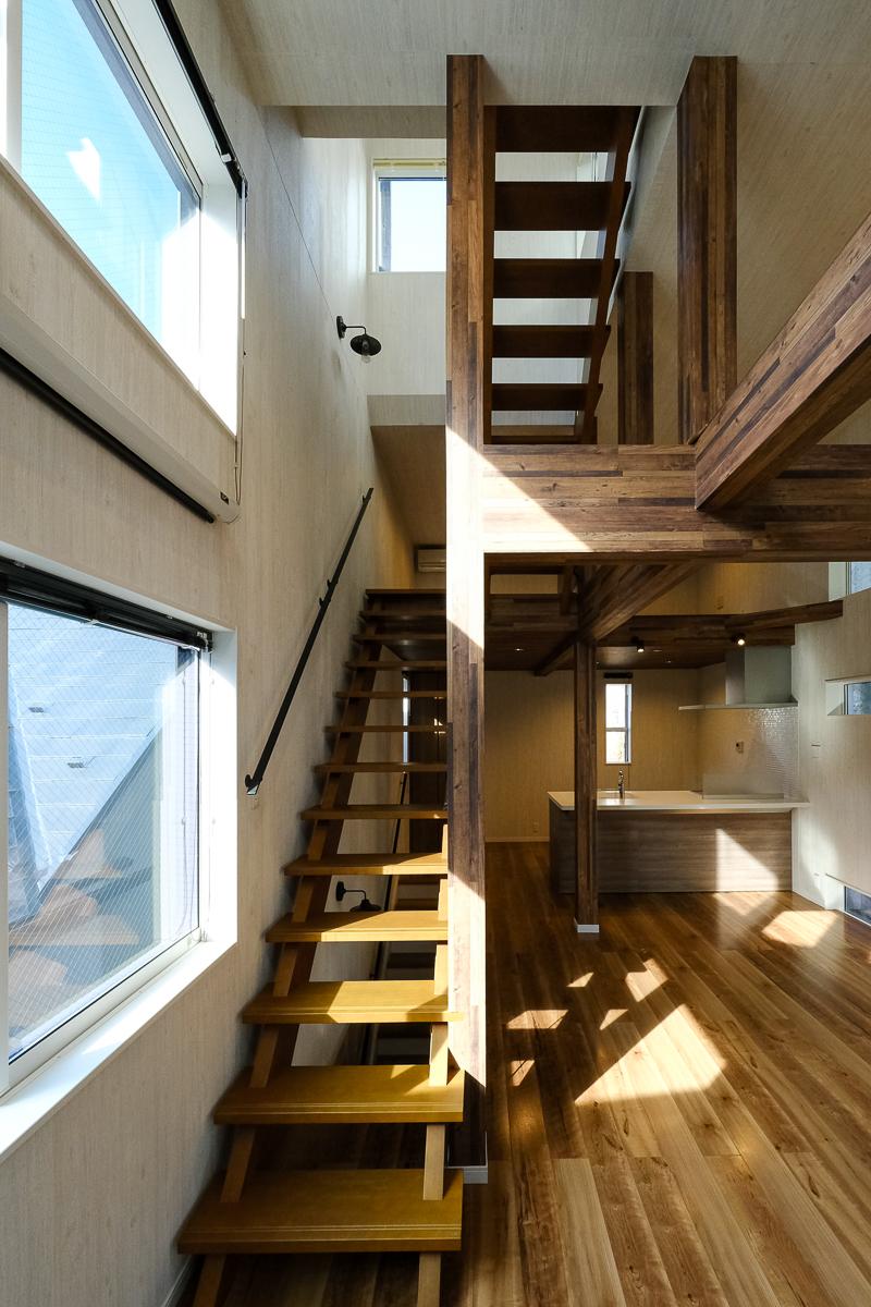 新宿区荒木町の売買物件/限られた面積ながらも、吹き抜けを設けることで実に開放的