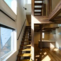 新宿区荒木町の売買物件/限られた面積ながらも、吹き抜けを設けることで実に開放的