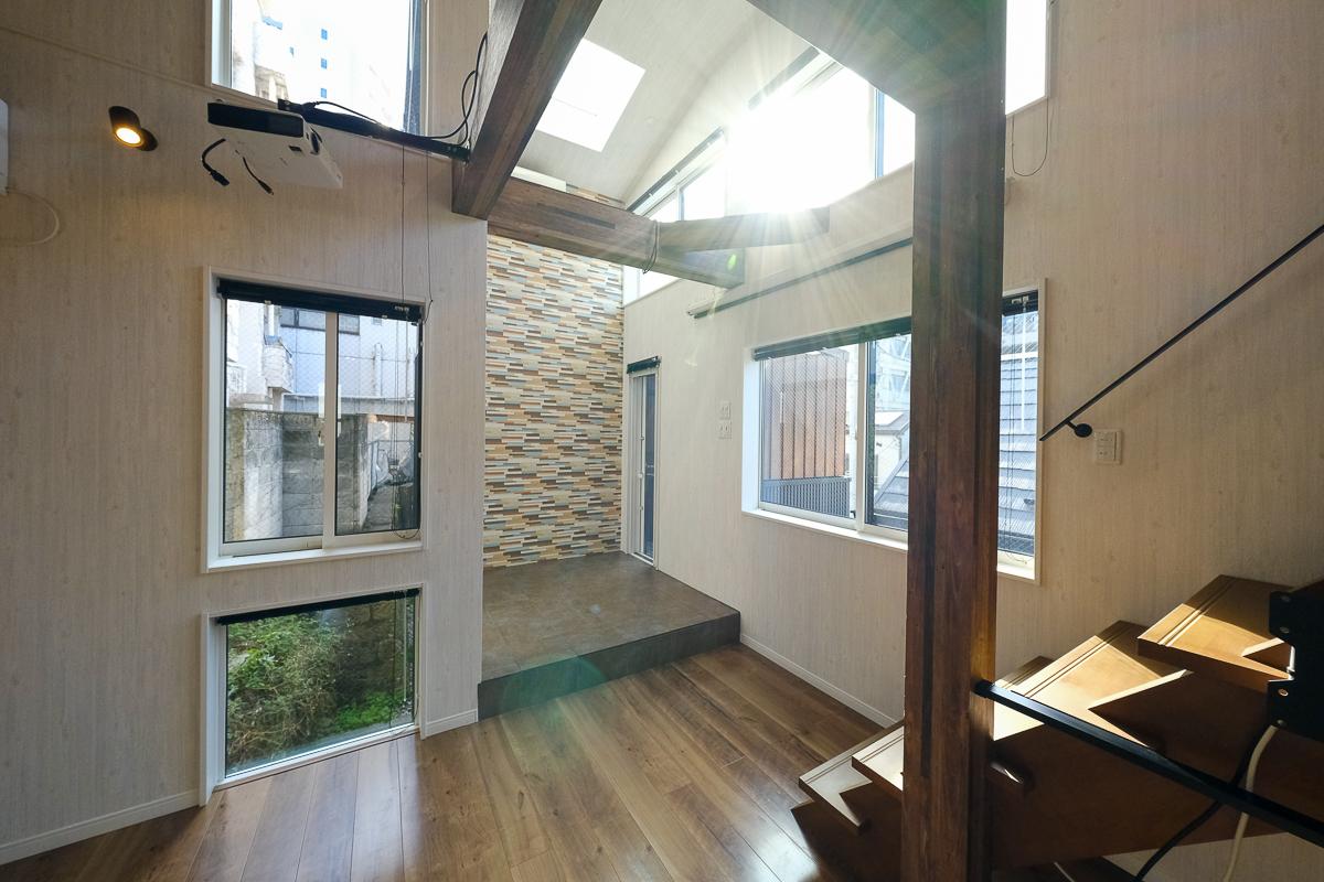 新宿区荒木町の売買物件/美しい光が入るリビング