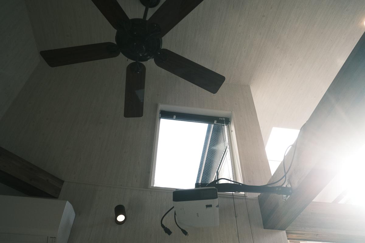 新宿区荒木町の売買物件/リビングの天井にはシーリングファン。プロジェクターもついてきます