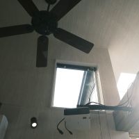 新宿区荒木町の売買物件/リビングの天井にはシーリングファン。プロジェクターもついてきます