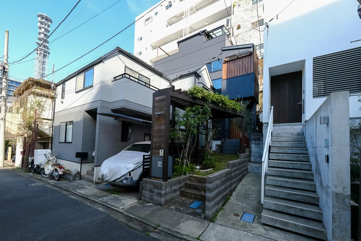 新宿区荒木町の売買物件/中央のパーゴラがある細いアプローチが今回の戸建てへの入り口