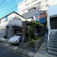 新宿区荒木町の売買物件/中央のパーゴラがある細いアプローチが今回の戸建てへの入り口