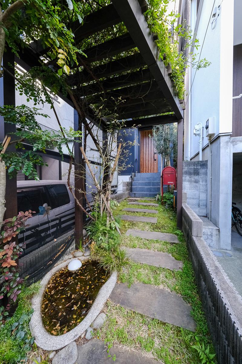 新宿区荒木町の売買物件/かわいらしいアプローチ