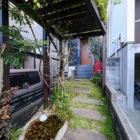 新宿区荒木町の売買物件/かわいらしいアプローチ