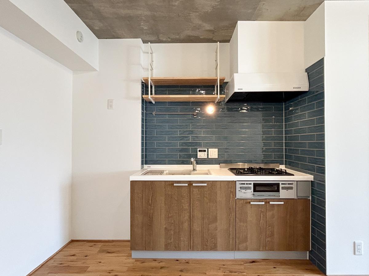 世田谷区太子堂の賃貸物件/キッチン周りは紺色のタイルが貼られています