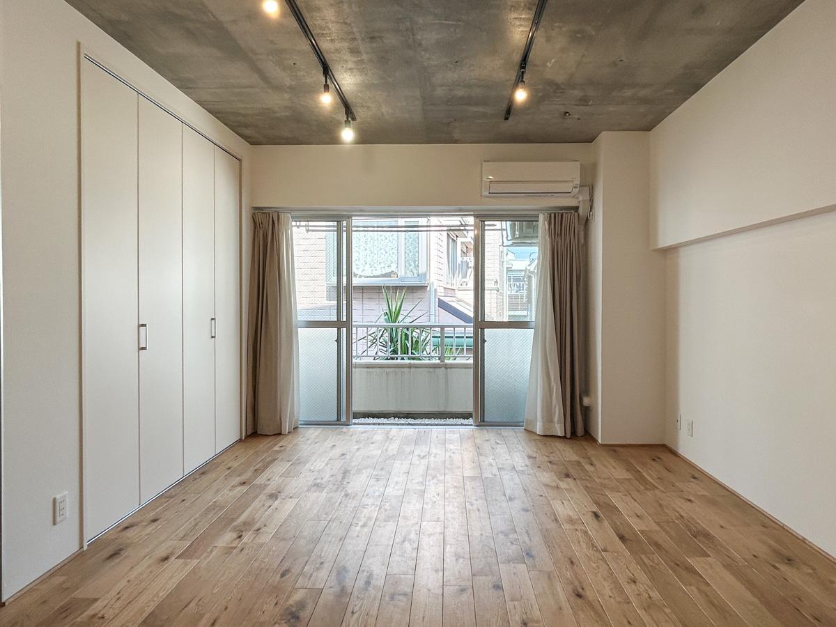 世田谷区太子堂の賃貸物件/天井は約３mほどあり開放的