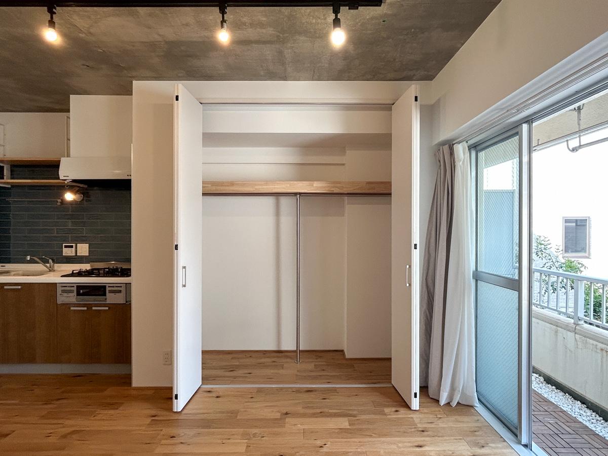 世田谷区太子堂の賃貸物件/リビングにワイドな収納がついています