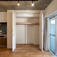 世田谷区太子堂の賃貸物件/リビングにワイドな収納がついています