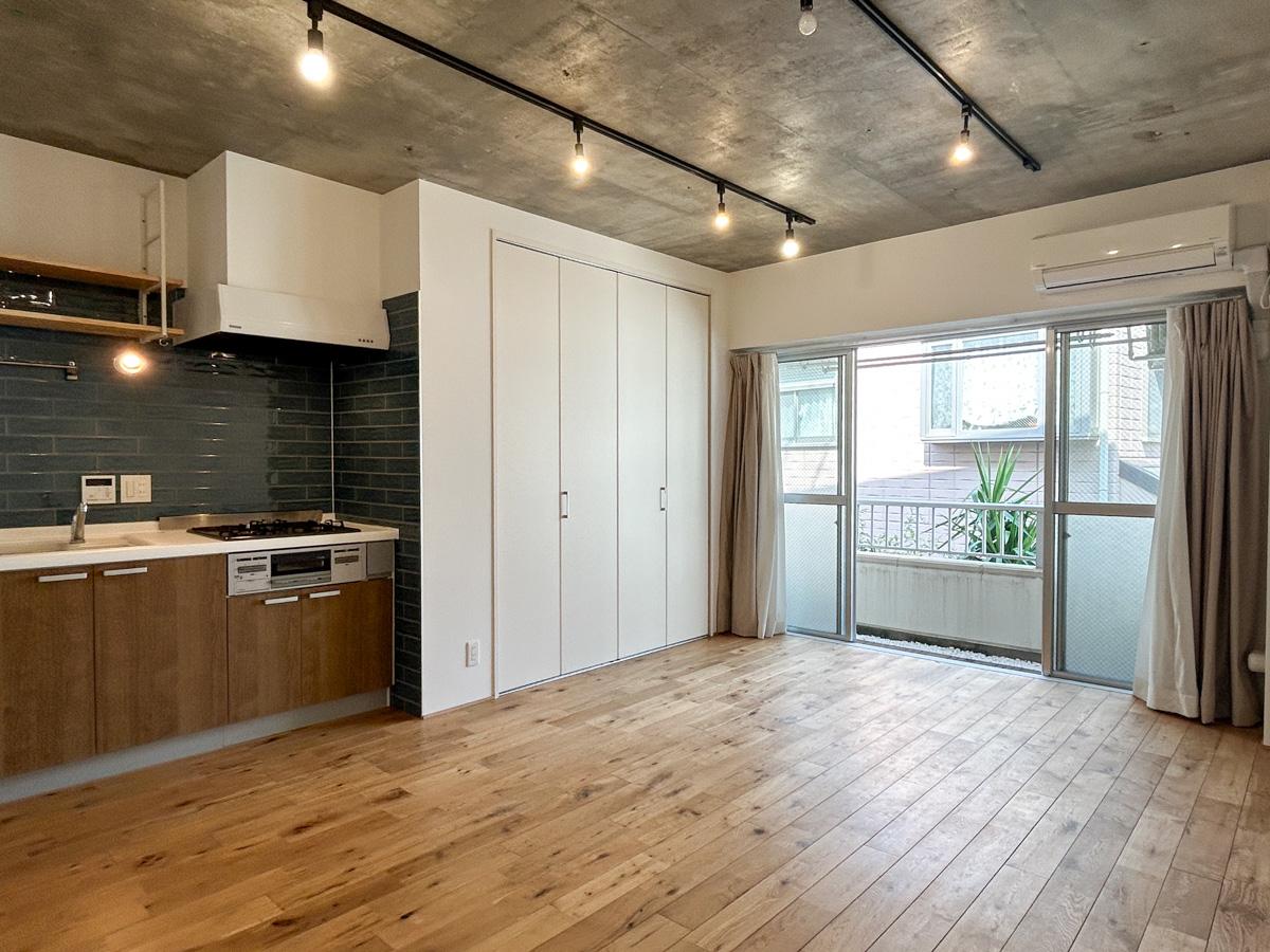 世田谷区太子堂の賃貸物件/コンクリートとフローリングが室内のテイストを程よく整えてくれています