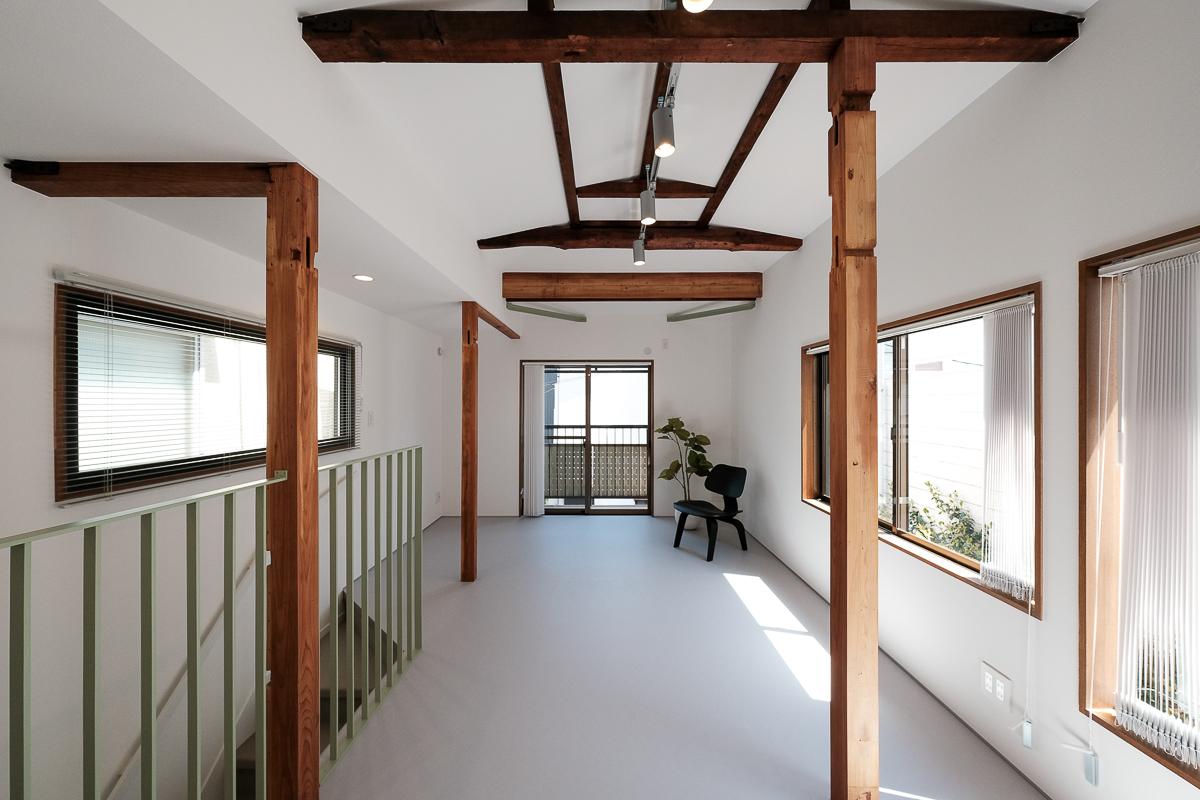 中野区南台の売買物件/天井や間仕切りを取り払って、開放的になった2階のリビング