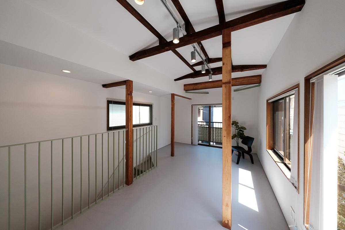 中野区南台の売買物件/床には天然素材のリノリウム、壁や天井は表面がフラットな塗装のように見えるクロスで仕上げてあります