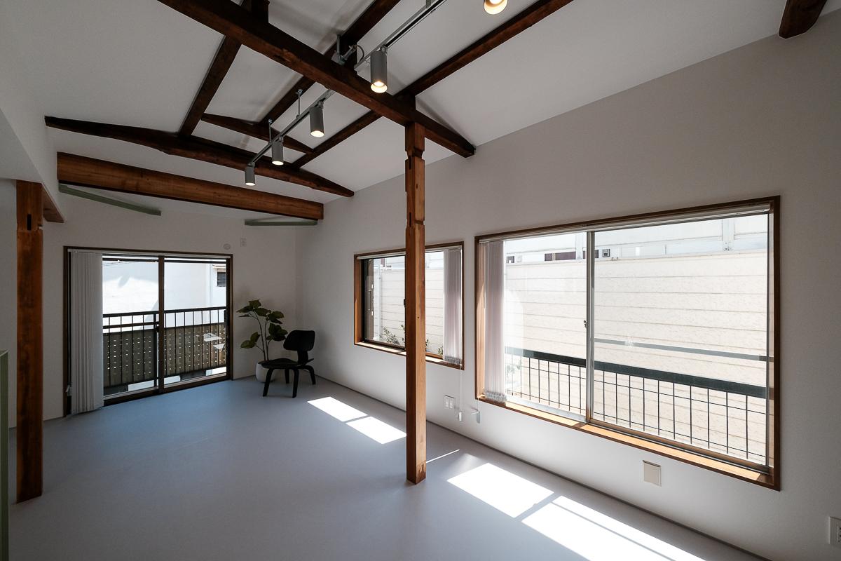 中野区南台の売買物件/すりガラスをクリアガラスにすることで、室内がより明るくなりました