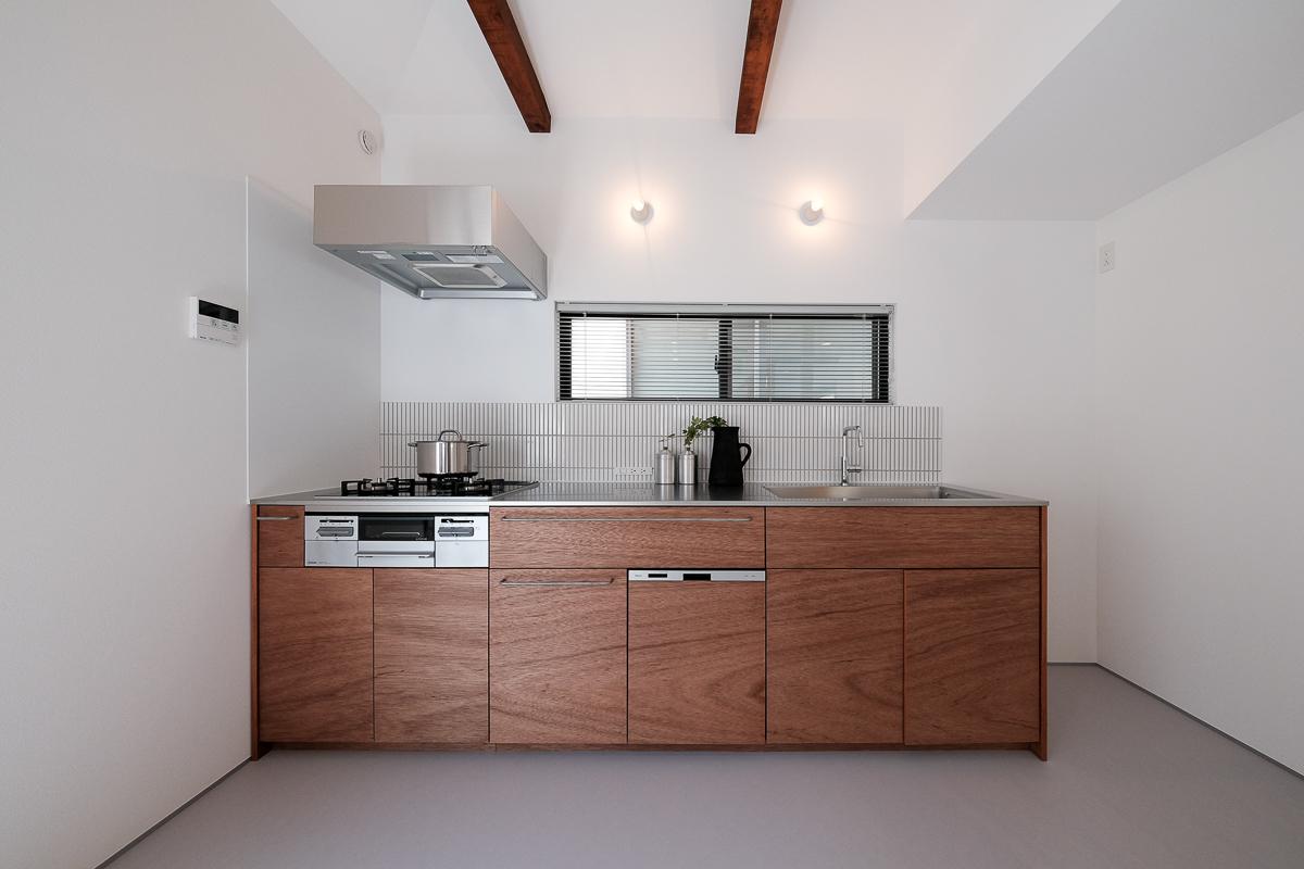 中野区南台の売買物件/柱や梁と色味を合わせた、ラワンの面材のキッチン