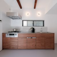 中野区南台の売買物件/柱や梁と色味を合わせた、ラワンの面材のキッチン