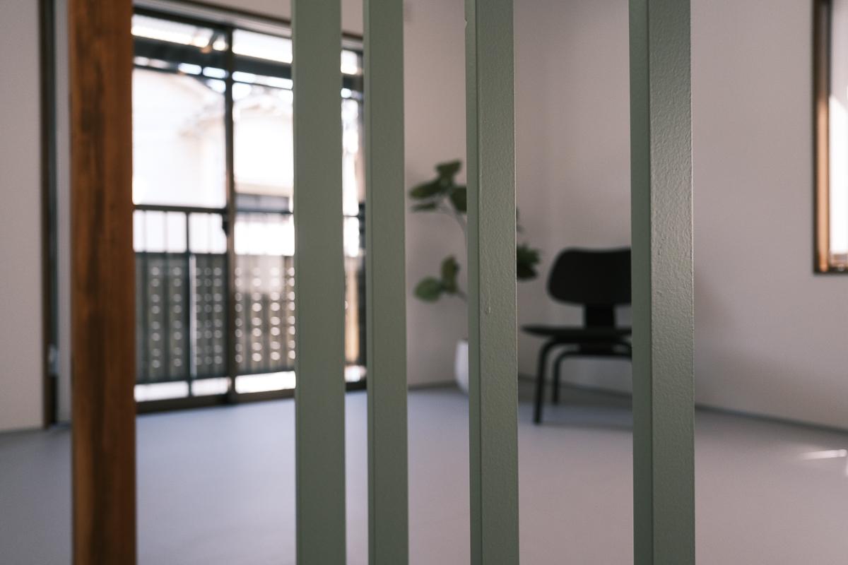 中野区南台の売買物件/ペールグリーンの手すりがアクセント