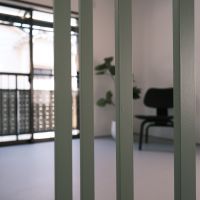 中野区南台の売買物件/ペールグリーンの手すりがアクセント