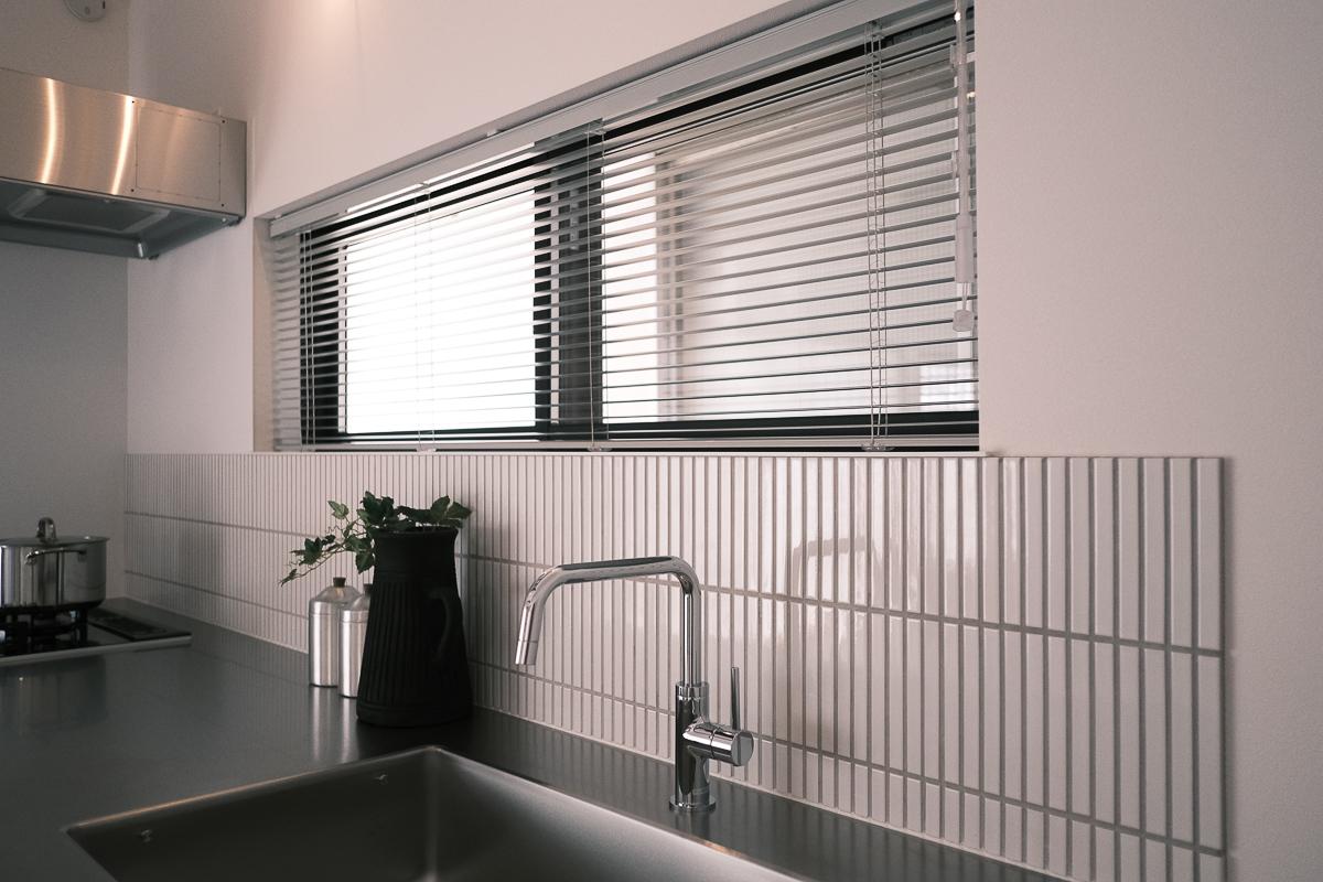 中野区南台の売買物件/キッチンの窓から下はタイル張り