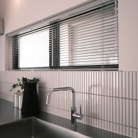 中野区南台の売買物件/キッチンの窓から下はタイル張り