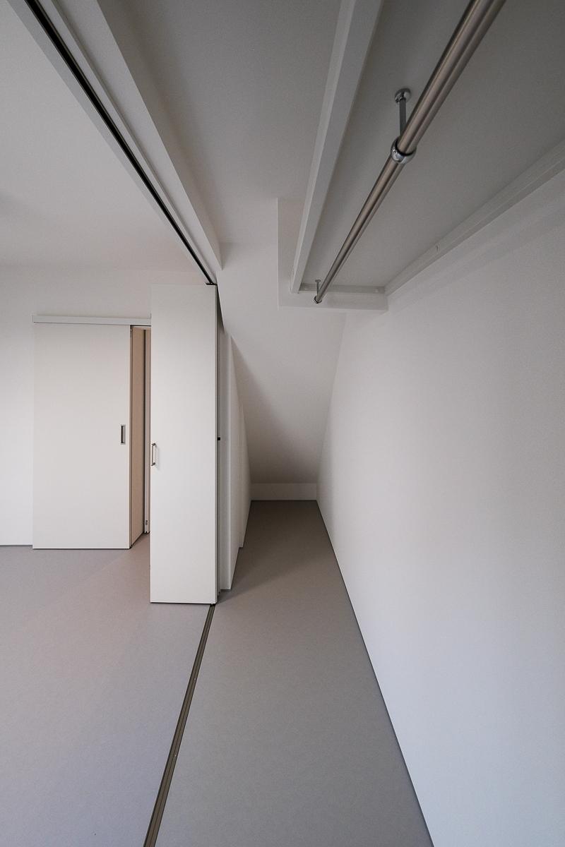 中野区南台の売買物件/階段下までしっかり物が入る収納